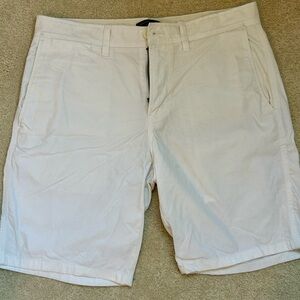 Banana Republic Men's white Aiden shorts